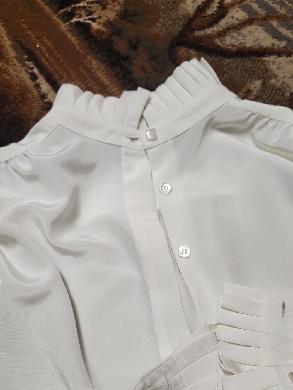 St. John White Pleated-Cuff Button-Down Shirt - Picture 5 of 12